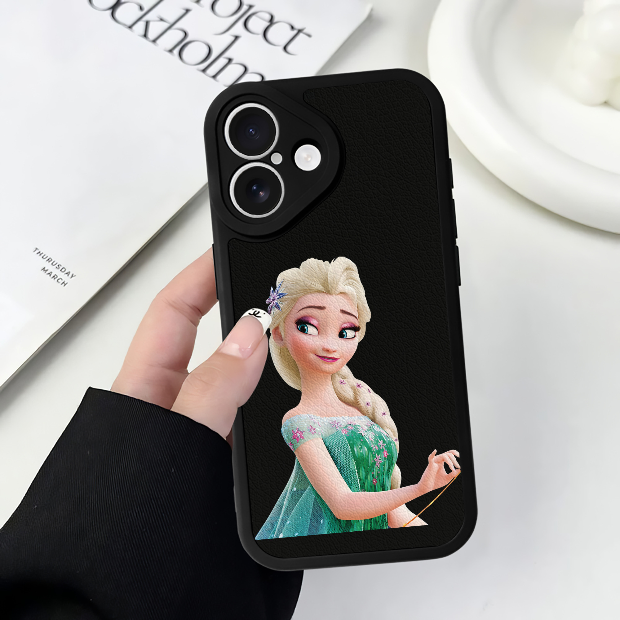 （画像用） アナと雪の女王 アンナ エルサ Frozen Anna Elsa 【iPhone 16シリーズ対応】シリコンスマホケース（レザー調） 材質：シリコン